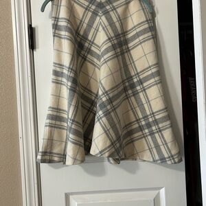 Ralph Lauren Gray and Cream Plaid A-Line Skirt 90% wool side zipper & pockets